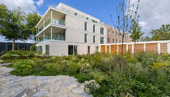 Tweeslaapkamer appartement met terras en zicht op het water