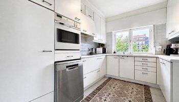 Appartement de 3 pièces, avec une grande terrasse et une vue dégagée, près de la plage d'Albert