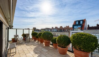 Penthouse met groot terras en  1-SLK gelegen nabij de Zeedijk, het Van Bunnenplein en de Lippenslaan