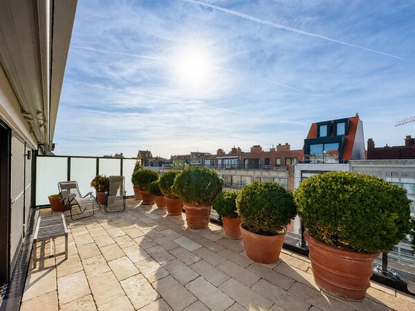 Penthouse met groot terras en  1-SLK gelegen nabij de Zeedijk, het Van Bunnenplein en de Lippenslaan