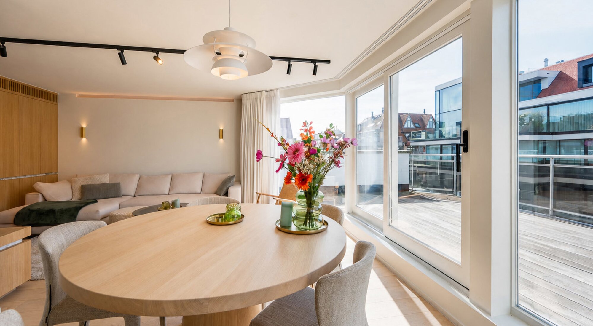 Subliem gerenoveerde penthouse met 3SLK en fenomenale terrassen vlakbij de zee en het centrum