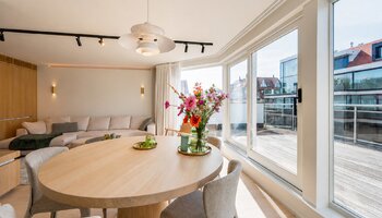 Subliem gerenoveerde penthouse met 3SLK en fenomenale terrassen vlakbij de zee en het centrum