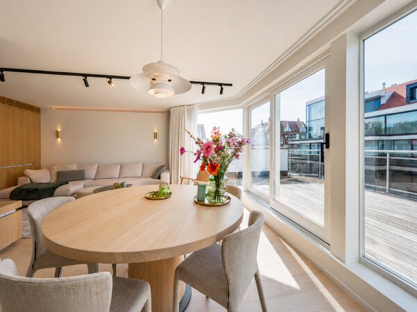 Subliem gerenoveerde penthouse met 3SLK en fenomenale terrassen vlakbij de zee en het centrum
