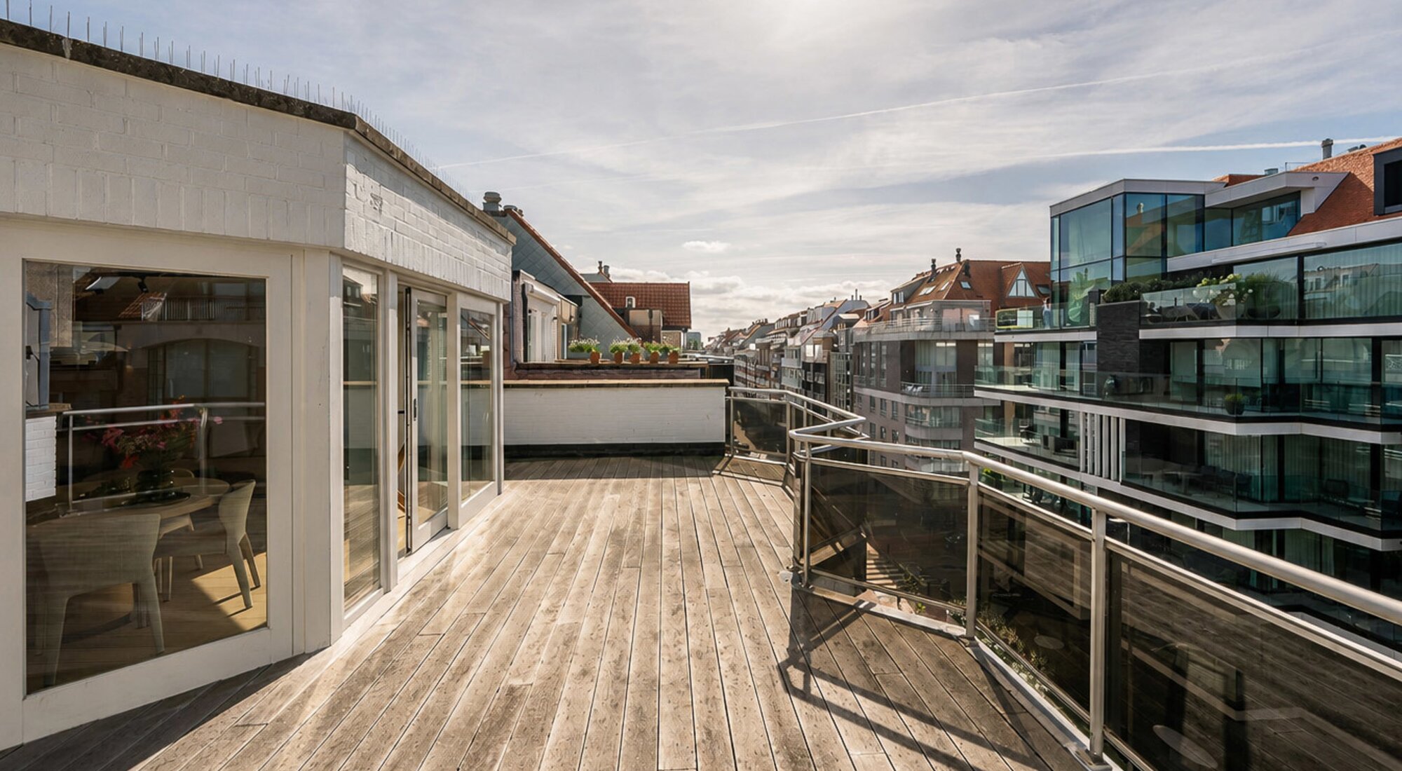 Subliem gerenoveerde penthouse met 3SLK en fenomenale terrassen vlakbij de zee en het centrum