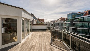 Subliem gerenoveerde penthouse met 3SLK en fenomenale terrassen vlakbij de zee en het centrum