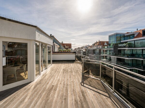 Subliem gerenoveerde penthouse met 3SLK en fenomenale terrassen vlakbij de zee en het centrum
