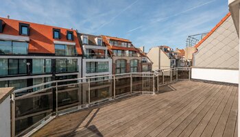 Subliem gerenoveerde penthouse met 3SLK en fenomenale terrassen vlakbij de zee en het centrum