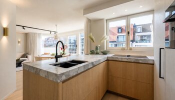 Subliem gerenoveerde penthouse met 3SLK en fenomenale terrassen vlakbij de zee en het centrum