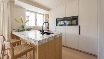 Subliem gerenoveerde penthouse met 3SLK en fenomenale terrassen vlakbij de zee en het centrum