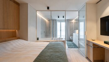 Subliem gerenoveerde penthouse met 3SLK en fenomenale terrassen vlakbij de zee en het centrum