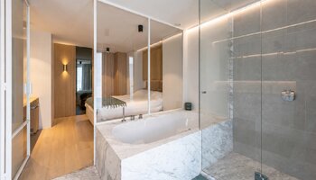 Subliem gerenoveerde penthouse met 3SLK en fenomenale terrassen vlakbij de zee en het centrum