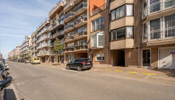 Subliem gerenoveerde penthouse met 3SLK en fenomenale terrassen vlakbij de zee en het centrum