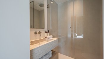 Prachtig gerenoveerd 3SLK-appartement met grote terrassen in de Kustlaan