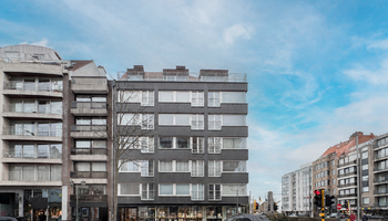 Prachtig en ruim gerenoveerd 2SLK-appartement in de Lippenslaan