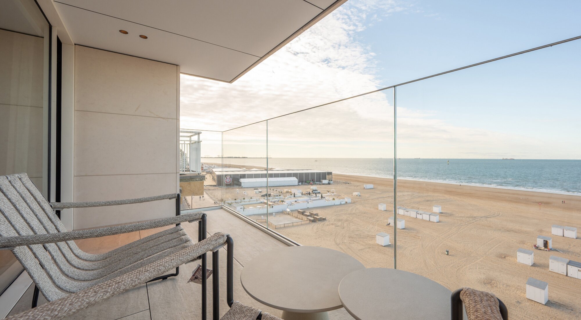 Appartement de 3 chambres entièrement rénové, offrant une vue panoramique sur la mer, situé dans le quartier du Zoute