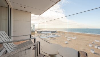Appartement de 3 chambres entièrement rénové, offrant une vue panoramique sur la mer, situé dans le quartier du Zoute