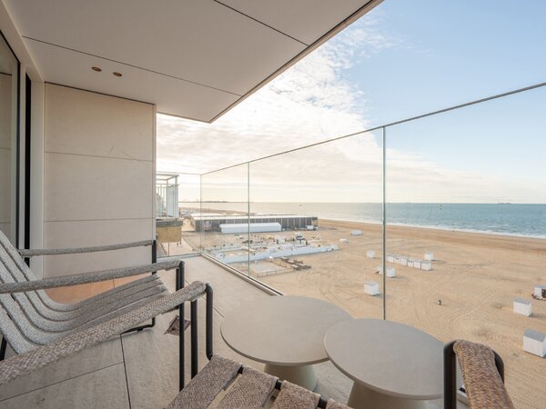 Appartement de 3 chambres entièrement rénové, offrant une vue panoramique sur la mer, situé dans le quartier du Zoute