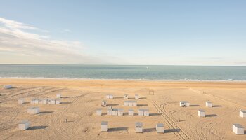 Appartement de 3 chambres entièrement rénové, offrant une vue panoramique sur la mer, situé dans le quartier du Zoute
