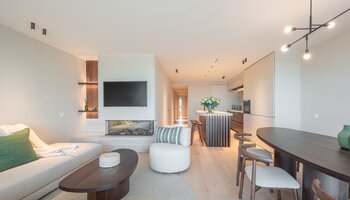 Appartement de 3 chambres entièrement rénové, offrant une vue panoramique sur la mer, situé dans le quartier du Zoute