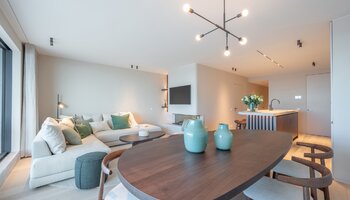 Appartement de 3 chambres entièrement rénové, offrant une vue panoramique sur la mer, situé dans le quartier du Zoute