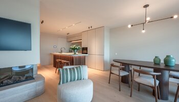 Appartement de 3 chambres entièrement rénové, offrant une vue panoramique sur la mer, situé dans le quartier du Zoute