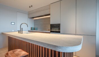 Appartement de 3 chambres entièrement rénové, offrant une vue panoramique sur la mer, situé dans le quartier du Zoute