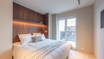 Appartement de 3 chambres entièrement rénové, offrant une vue panoramique sur la mer, situé dans le quartier du Zoute