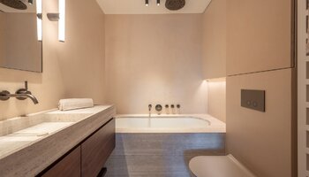 Appartement de 3 chambres entièrement rénové, offrant une vue panoramique sur la mer, situé dans le quartier du Zoute