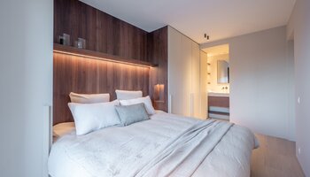 Appartement de 3 chambres entièrement rénové, offrant une vue panoramique sur la mer, situé dans le quartier du Zoute