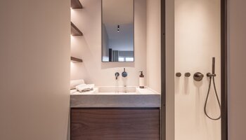 Appartement de 3 chambres entièrement rénové, offrant une vue panoramique sur la mer, situé dans le quartier du Zoute