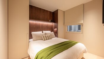 Appartement de 3 chambres entièrement rénové, offrant une vue panoramique sur la mer, situé dans le quartier du Zoute