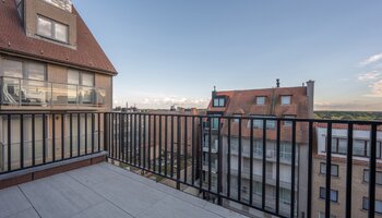 Appartement de 3 chambres entièrement rénové, offrant une vue panoramique sur la mer, situé dans le quartier du Zoute