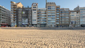 Appartement de 3 chambres entièrement rénové, offrant une vue panoramique sur la mer, situé dans le quartier du Zoute