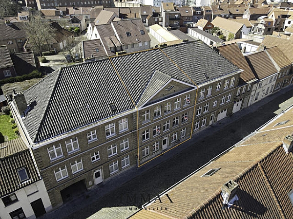 Cette propriété de rendement avec 6 appartements, 6 garages et 13 caves est située à quelques pas du centre historique de Bruges.
Il y a 2 appartements à chaque étage. Il y a 6 appartements similaires avec la disposition suivante :

Un espace de vie lumineux (côté rue) avec cuisine et salle de bain adjacentes, une chambre donnant sur une aria et une chambre spacieuse à l'arrière.
Au-dessus du deuxième étage, il y a un grenier spacieux (60 m²) avec du potentiel grâce à la possibilité d'installer un escalier fixe.
A l'arrière du bâtiment se trouvent 6 boxes de garage !

Plusieurs possibilités intéressantes de rénovation partielle ou complète avec location ou vente scindée.

Pour plus d'informations ou une visite sans engagement, contactez Jurgen au 0493/330553 ou par email jurgen@immax.be.

Valeurs EPC : 610 - 535 - 620 - 406 - 549 - 682 kWh/m²an
Références : 20220613-0002618520-RES-1 / 20220611-0002620293-RES-1 / 20220613-0002618558-RES-1 / 20220611-0002620326-RES-1 / 20220613-0002618562-RES-1 / 20220613-0002620542-RES-1.
