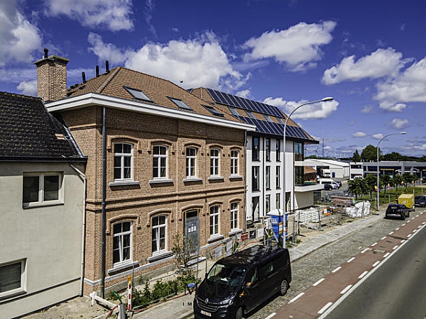 Residentie Sepp, een nieuw en modern project gelegen langs de Dudzeelse Steenweg. De residentie omvat 16 appartementen en 1 woning, en bieden één voor één zicht op de rustgevende, gemeenschappelijke tuin. Dit complex wordt opgebouwd met oog voor duurzaam wonen met een E-peil van max. 35. Mits aankoop van zonnepanelen kan dit E-peil verder zakken naar E30 of E20. Bijkomend voordeel bij de zonnepanelen is de vrijstelling op onroerende voorheffing voor een termijn van 5 jaar.  Ieder appartement beschikt over een ruim privaat terras en een private kelder.

Vanaf 2021 is een verlaagd btw-stelsel van 6% van kracht voor nieuwbouwappartementen gebouwd op een terrein waar de oude bewoning werd afgebroken.
Wie nu nog een nieuwbouwappartement koopt met bouwvergunning 2020 kan nog van deze regel genieten tot eind december 2023.
Dit onder voorwaarde dat u zelf de woning betrekt, en er minstens 5 jaar blijft wonen.

In de kelderverdieping vinden we een ruime garage dat plaats biedt voor 22 auto's alsook een gemeenschappelijke fietsenberging. Bij iedere aankoop van een appartement of woning is er een verplichte aankoop van een garage gekoppeld.

De nabijheid van winkels, horeca en uitvalswegen in combinatie met energiezuinig wonen maken van dit project de ideale investering! Voor verdere informatie of plannen en gedetailleerd lastenboek contacteer Vincent op 050 62 44 14 - 0470 01 36 13 of mail naar Brugge@immax.be.