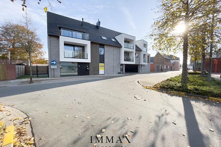Residentie Chavalie, een kleinschalig nieuwbouwproject op een uitstekende ligging in het centrum van Sint-Andries! De residentie bestaat uit 8 kwalitatief afgewerkte woonappartementen, waaronder 3 luxueuze duplexappartementen. Ieder appartement beschikt over één of twee zuidgerichte terras(sen), het gelijkvloers appartement geniet van een ruime tuin. Bijkomend kan een garage worden aangekocht in de residentie. 

Vanaf 2021 is een verlaagd btw-stelsel van 6% van kracht voor nieuwbouwappartementen gebouwd op een terrein waar de oude bewoning werd afgebroken.
Wie nu nog een nieuwbouwappartement koopt met bouwvergunning 2020 kan nog van deze regel genieten tot eind december 2022.
Dit onder voorwaarde dat u zelf de woning betrekt, en er minstens 5 jaar blijft wonen.

De onmiddellijke nabijheid van winkels, horeca en uitvalswegen (E40, E403, A11) in combinatie met energiezuinig wonen maken van dit project de ideale investering!

Oplevering bij akte. 

Voor verdere informatie of plannen en gedetailleerd lastenboek contacteer Wout op 050 62 44 14 - 0475 96 59 38  of mail naar wout@immax.be.