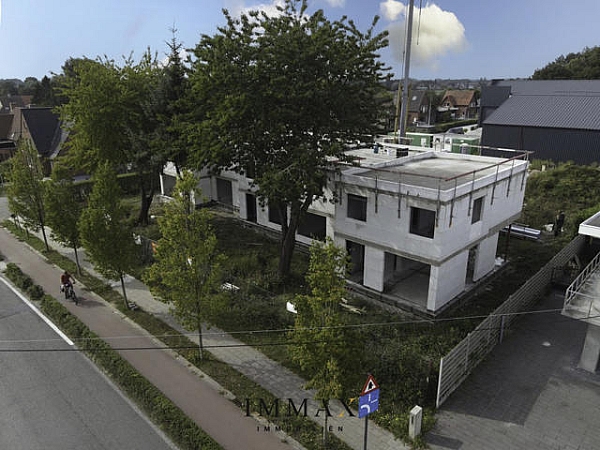 Woonerf Charles, een modern nieuwbouwproject omgeven door het groen op een uitstekende locatie te Torhout. 

De woning is gelegen op een centrale locatie nabij het centrum van Torhout, doch met een vlotte bereikbaarheid naar verschillende invalswegen (E40, R34...) De woning wordt gebouwd met kwalitatieve materialen en een hoogwaardige afwerking die nog steeds vrij te kiezen is. Daarnaast wordt er aandacht besteed aan het creëren van een energiezuinige woonst. 

De indeling van de woning is als volgt: 
Gelijkvloers: Inkomhal met vestiaire en gastentoilet, ruime leefruimte met open keuken en berging. 
1ste verdiep: Nachthal met apart toilet, bergruimte voor wasmachine en droogkast, badkamer en 3 slaapkamers

Daarnaast beschikt de woning over een ruime zuidwest gerichte tuin met terras, achteraan kan optioneel gekozen worden voor een carport met tuinhuis. 

Voor verdere informatie of plannen en gedetailleerd lastenboek contacteer Vincent op 0470 01 36 13 of mail naar vincent@immax.be
