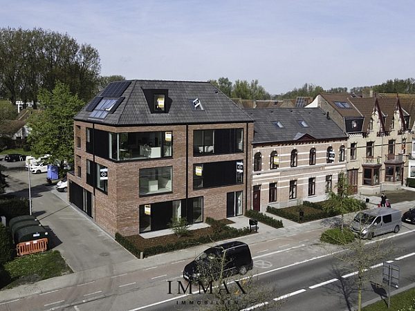 La Résidence Iliana est située près de la Katelijnepoort à Bruges, à quelques pas du centre historique de Bruges, dans le quartier d'Assebroek.

Très facilement accessible par les transports publics. À cinq minutes de la ville de Bruges et de la gare ferroviaire, également facilement accessible en voiture à proximité du périphérique de Bruges, des autoroutes E40 et A17, de la côte... La résidence se trouve également sur la route de la forteresse, longue de 8,6 kilomètres, avec un beau et large sentier.

L'appartement situé au troisième étage offre une belle vue sur l'eau et sur Bruges. 
La disposition est la suivante : 
Hall d'entrée avec toilettes et vestiaire, grand débarras, bureau ouvert, grand salon avec cuisine ouverte et coin repas, chambre avec salle de bain attenante. 
La terrasse (8 m²) est située à l'arrière du bâtiment, accessible par une grande fenêtre coulissante dans l'espace de vie. 

Les appartements, dotés de tous les équipements modernes, sont finis avec des matériaux de qualité très durables. Leur emplacement central, les chambres spacieuses et luxueuses
La conception du design contribue à une vie agréable ou à un investissement intéressant dans un ensemble architectural.

Vous vivez 