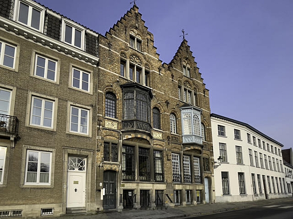 Authentique maison bourgeoise avec vue idyllique sur la Langerei/Potterierei et le Grand Séminaire de Bruges.
Une large maison de deux/trois baies, sous-sol et trois étages sous un toit à pignon (tuiles flamandes) d'environ 1904, conçue par l'architecte L. Delancenserie (Bruges). Pignons éclectiques à gradins (9 gradins + apex) avec toiture à deux versants. Le type de maison individuelle sur sous-sol avec fenêtres de sous-sol, le rez-de-chaussée surélevé équipé de fenêtres à terre couplées avec garde-corps en fer et les baies vitrées en bois à trois côtés du deuxième étage sont toutefois conformes à la construction de maisons contemporaines. 

Cette ancienne maison de médecin offre de nombreuses possibilités pour un logement spacieux et élégant dans le centre de Bruges, sur l'un des plus beaux canaux.
Sous-sol : 2 grandes pièces avec rangement et buanderie avec escalier direct vers l'étage supérieur.
Etage supérieur : séjour lumineux avec cheminée et cuisine ouverte - toilettes
Premier étage : 2 chambres spacieuses dont une avec baie vitrée en bois et belle vue sur le Potterierei - une salle de bain avec baignoire en marbre - toilettes séparées.
Deuxième étage : 2 chambres spacieuses avec débarras
Troisième étage : 2 chambres
Quatrième étage : grenier avec murs inclinés (24m2)
A l'arrière, il y a une belle terrasse orientée vers le sud (60m2).

Sous réserve de rénovation, vous pouvez transformer cette propriété authentique en un chef-d'œuvre moderne et élégant.

Découvrez tous les atouts et détails de cette sublime maison bourgeoise dans un emplacement de choix lors d'une visite prolongée.

Pour plus d'informations ou une visite sans engagement, contactez Wout au 0475 96 59 38 ou par email wout@immax.be