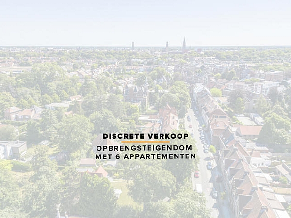- DISCREET -
Deze recente opbrengsteigendom (bouwjaar 2018) is centraal gelegen op een uiterst vlot bereikbare locatie net buiten de ring van Brugge. 
De residentie bevat in totaal 6 appartementen, 10 parkeerplaatsen (waarvan 2 overdekt) en een fietsstalling.

Gelijkvloers: 2 appartementen (2slpk/1slpk)
Eerste verdieping: 2 appartementen (2slpk/duplex met 2slpk)
Tweede verdieping: 1 appartement (1slpk)
Bijgebouw: 1 appartement (1slpk)

Binnenkoer met 10 parkeerplaatsen en een overdekte fietsstalling.
Alle appartementen en parkings zijn momenteel verhuurd. Gunstig rendement!

Een opportuniteit voor investeerders met interesse voor een recent en duurzaam gebouw op een toplocatie.

Voor verdere informatie contacteer Wout op 0475 96 59 38 of mail naar wout@immax.be