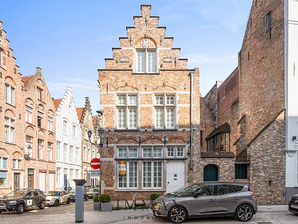 Deze gerenoveerde 17e eeuwse trapgevelwoning, gelegen op enkele passen van de Markt (450m) in het gouden hartje van Brugge is echt uniek in zijn soort!

Misschien ook de ideale locatie om uw kantoor/praktijk te vestigen mits een bestemmingswijziging door te voeren?

De woning werd in 2018 compleet en grondig gerenoveerd. Deze fantastische woning werd genaamd: Huyze 'De Vossesteert'.

Indeling:
-  Kelderverdieping:  de gezellige Weinstübbe, een ruime, droge en gewelfde wijnkelder met degustatieruimte. 
-  Gelijkvloers:  inkom met gastentoilet,  mooie leefruimte met véél lichtinval en prachtige, ingerichte open keuken met o.a. ovens, koffiemachine, 
   vaatwas, inductie, dampkap,... geven een hedendaags comfort.
-  Eerste verdieping: twee royale slaapkamers en een ingerichte douchekamer.
-  Dakverdieping: 2de badkamer met ligbad, 3de slaapkamer en ingerichte dressing (of 4de slaapkamer). 

Troeven:
-  17e eeuwse draaitrap, hoge plafonds, brede houten planken vloeren, gewelven, trapgevels, Maria beeld op de hoek aan de voorgevel,...
-  Nieuwe ramen HR+ beglazing met hout.
- Goedgekeurde elektriciteit.
- Centrale verwarming op gas ('20), bad- en douchekamer, ... 

Voor verder informatie of een vrijblijvend bezoek contacteer ons via 050 62 44 14 of via mail naar jurgen@immax.be
 
* * * Deze eigendom wordt u aangeboden met een STARTPRIJS. Deze vermelde STARTPRIJS houdt bijgevolg géén aanbod in maar is een uitnodiging om tot een prijsvoorstel over te gaan. U kan steeds een voorstel doen die door de eigenaar al dan niet kan aanvaard worden. Nog vragen omtrent deze verkoopmethode contacteer ons. * * *
