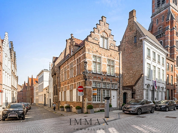 Deze gerenoveerde 17e eeuwse trapgevelwoning, gelegen op enkele passen van de Markt (450m) in het gouden hartje van Brugge is echt uniek in zijn soort!

De woning werd in 2018 compleet en grondig gerenoveerd. Deze fantastische woning werd genaamd: Huyze 'De Vossesteert'.

Indeling:
-  Kelderverdieping:  de gezellige Weinstübbe, een ruime, droge en gewelfde wijnkelder met degustatieruimte. 
-  Gelijkvloers:  inkom met gastentoilet,  mooie leefruimte met véél lichtinval en prachtige, ingerichte open keuken met o.a. ovens, koffiemachine, 
   vaatwas, inductie, dampkap,... geven een hedendaags comfort.
-  Eerste verdieping: twee royale slaapkamers en een ingerichte douchekamer.
-  Dakverdieping: 2de badkamer met ligbad, 3de slaapkamer en ingerichte dressing (of 4de slaapkamer). 

Troeven:
-  17e eeuwse draaitrap, hoge plafonds, brede houten planken vloeren, gewelven, trapgevels, Maria beeld op de hoek aan de voorgevel,...
-  Nieuwe ramen HR+ beglazing met hout.
- Goedgekeurde elektriciteit.
- Centrale verwarming op gas ('20), bad- en douchekamer, ... 

Voor verder informatie of een vrijblijvend bezoek contacteer ons via 050 62 44 14 of via mail naar jurgen@immax.be

* * * Deze eigendom wordt u aangeboden met een STARTPRIJS. Deze vermelde STARTPRIJS houdt bijgevolg géén aanbod in maar is een uitnodiging om tot een prijsvoorstel over te gaan. U kan steeds  een voorstel doen die door de eigenaar al dan niet kan aanvaard worden. Nog vragen omtrent deze verkoopmethode contacteer ons. * * *
 