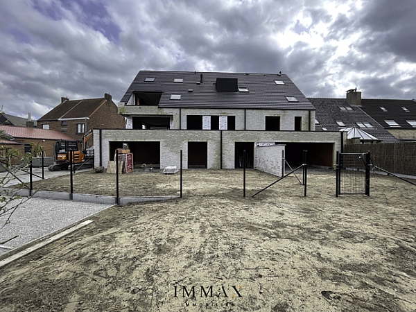 Le projet PARKVIEW consiste en 15 appartements et 11 maisons de style dans un environnement vert. 
Le projet est situé au centre d'Assebroek, avec un accès facile au centre de Bruges ainsi qu'à Beernem et à l'autoroute E40.

Blok 1 est situé à Raboudenburgstraat, une rue latérale du Astridlaan et consiste en 7 appartements. 

Les entités auront une finition de haute qualité et seront construites avec des matériaux traditionnels de qualité. Vous êtes entièrement libre de choisir la finition en fonction de votre propre style.  
L'efficacité énergétique de l'habitat sera assurée par un niveau E maximum de 35. Outre son efficacité énergétique, le projet présente un énorme avantage dans son environnement vert. 
La résidence est entourée de verdure, ce qui vous permet de profiter d'une oasis de paix et d'intimité. Pour profiter pleinement de cette paix et de cette nature, chaque appartement ou maison dispose d'une terrasse ensoleillée et/ou d'un jardin.  

À partir de 2021, un taux réduit de TVA de 6 % s'appliquera aux appartements nouvellement construits sur un site où l'ancienne occupation a été démolie.
Toute personne qui achète aujourd'hui un appartement neuf avec un permis de construire de 2020 peut encore bénéficier de cette règle.
Ceci à condition que vous emménagiez vous-même dans l'appartement et que vous y restiez pendant au moins 5 ans.

Pour de plus amples informations ou pour obtenir des plans et des spécifications détaillées, veuillez contacter Vincent au 050 62 44 14 ou par courriel à vincent@immax.be.