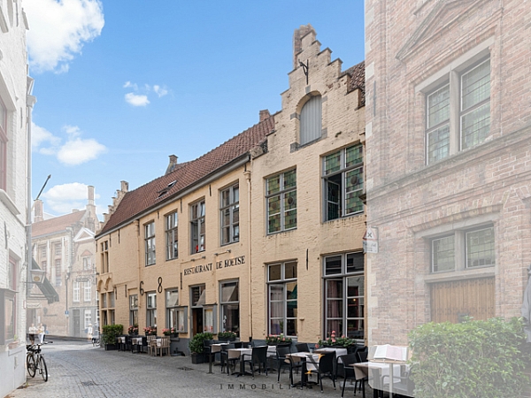 Dit ruime horecapand/restaurant vlakbij het Simon Stevinplein in het toeristische centrum van Brugge wordt reeds meer dan 30j succesvol uitgebaat. Het gelijkvloers bestaat uit een ruim restaurantgedeelte met bar - ingerichte keuken - sanitair (143m²).
Op het 1ste verdiep: restaurantzaal (circa 40pl) - keuken - bureau/stockruimte of woongelegenheid (114m²)
Op het 2de verdiep: 3 slaapkamers met badkamer - zolderruimte (92m²).
Daarnaast is er nog nuttige kelderruimte aanwezig (76m²) en terrasmogelijkheid.

Handelsfonds: op aanvraag

Troeven: 
- Topligging in het hart van Brugge Centrum vlakbij Simon Stevinplein en Steenstraat
- Nuttige commerciële opp: 259m²
- Gevel: 24m

Bent u geïnteresseerd in dit horecapand? Aarzel dan niet om ons te contacteren.
Ontdek alle troeven en details van dit unieke horecapand op een topligging te Brugge Centrum tijdens een uitgebreid bezoek.

Voor verdere informatie of vrijblijvend bezoek contacteer Wout op 0475 96 59 38 of mail naar Wout@immax.be.