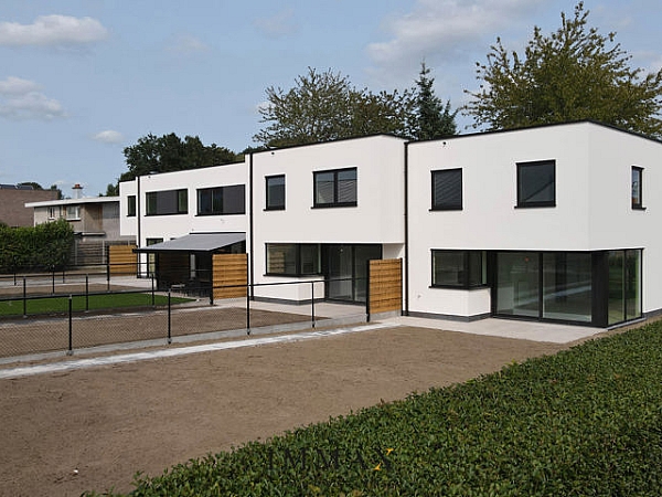 Le projet résidentiel Charles est situé à Torhout, près du centre ville animé, et se compose de 5 maisons debout, dont 2 jumelées et 3 bâtiments fermés.

Les maisons sont situées à proximité du centre de Torhout et des voies d'accès telles que la R34, la N32, la E403... Une liaison facile avec Bruges et Roeselare. Chacune des maisons est conforme à l'architecture contemporaine, est équipée de tout le confort et est finie avec des matériaux de qualité durables.

Les maisons sont spacieuses (+/- 143m²) et sont disposées comme suit :
Un hall d'entrée spacieux avec des toilettes pour invités, un salon avec une grande cuisine ouverte, un débarras de cuisine, 3 chambres et une salle de bain et un débarras avec la plomberie pour une machine à laver et un sèche-linge.

Chaque maison dispose d'un jardin spacieux orienté sud-ouest avec terrasse, à l'arrière il y a la possibilité d'un carport avec maison de jardin. 

En bref, avec tous ces éléments réunis, vous pouvez profiter d'une qualité de vie très élevée et durable, idéale pour une occupation personnelle ou comme investissement.
Pour de plus amples informations ou pour obtenir des plans et des spécifications détaillées, veuillez contacter Vincent au 0470 01 36 13 ou par courriel à vincent@immax.be.