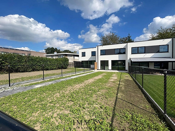 Het woonproject Charles is gelegen in Torhout, vlakbij het bruisende centrum, en bestaat uit 5 standingvolle woningen, waarvan 2 halfopen en 3 gesloten bebouwingen.

De woningen zijn gelegen op een centrale locatie nabij het centrum van Torhout alsook de invalswegen zoals R34, N32, E403... Een vlotte verbinding naar zowel Brugge als Roeselare. De woningen beantwoorden stuk voor stuk aan de hedendaagse architectuur, zijn voorzien van alle comfort en zijn afgewerkt met duurzame kwaliteitsmaterialen.
Iedere woning heeft een private tuin met terras.

De woningen zijn ruim (+/- 143 m²) en zijn als volgt ingedeeld:
Ruime inkomhal met gastentoilet, leefruimte met een grote open keuken, keukenberging, 3 slaapkamers en badkamer en een berging met aansluiting voor een wasmachine en droogkast.
Elke woning beschikt er een ruime zuidwest gerichte tuin met terras, achteraan kan optioneel gekozen worden voor een carport met tuinhuis. 

De woningen zijn BEN-woningen, Bijna Energie Neutrale woningen, dit door de aanwezige zonnepanelen. Hierdoor kan u geniet van een vrijstelling van onroerende voorheffingen 

Kortom, met al deze elementen samen kan u genieten van een zeer hoge en duurzame woonkwaliteit, ideaal voor eigen bewoning of als investering.
Voor verdere informatie of plannen en gedetailleerd lastenboek contacteer Vincent op 0470 01 36 13 of mail naar vincent@immax.be
