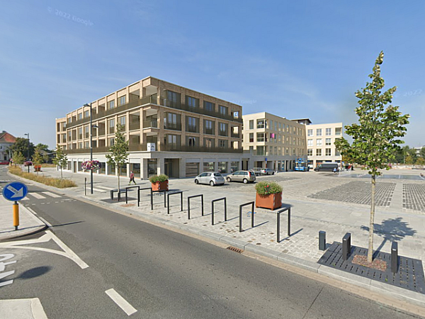 Spacieux immeuble commercial situé à Harelbeke Centre à l'angle de la nouvelle Marktplein et de la N43 ( Gent - Deinze - Kortrijk).
Grâce à cette situation, l'immeuble dispose d'une façade de 20 m du côté de la Marktplein et de 28,50 m le long de la N43, ce qui lui confère une excellente visibilité, avec selon les estimations quelque 5.000 voitures par jour.
Quatre places de stationnement sont disponibles dans le parking souterrain du bâtiment. En outre, la Place du Marché dispose d'un parking pour environ 80 voitures, dont l'utilisation est gratuite, sauf pendant le marché hebdomadaire ainsi que pendant les festivités.

Le bâtiment a une superficie brute de 445 m² et a été construit en 2021.
La propriété peut être louée à partir du 1er juin 2024. Le propriétaire recherche un locataire viable à long terme.

L'ameublement actuel des locaux a été fourni par le locataire actuel, à savoir les sols, les tuyaux, le chauffage, etc. Une reprise de ces équipements de magasin peut être discutée.
Un loyer en cascade est également possible. 

PRIX DE LOCATION : € 4.770 + TVA par mois

Dossier complet disponible chez nous. 
Pour plus d'informations ou une visite sur place, appelez Immax : 050/62.44.14 ou Joeri : 0475/73.19.65 ou envoyez un e-mail à joeri@immax.be.