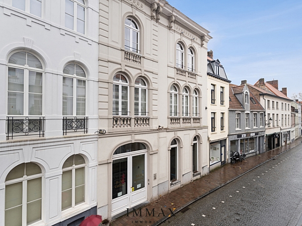 Genesteld in de betoverende stad Brugge ligt 'Gallery Jasmine', een voortreffelijke bed & breakfast gehuisvest in een prachtig historisch gebouw met drie charmante gastenkamers. Zorgvuldig gerenoveerd om de tijdloze uitstraling te behouden. De naadloze mix van ouderwetse charme en moderne voorzieningen creëert een sfeer van ongeëvenaarde elegantie.

Dit prachtig gerenoveerde herenhuis biedt eindeloze mogelijkheden, of het nu gaat om een ​​luxe kunstgalerie met uitgestrekte woonruimtes en gastenverblijven, of als een verfijnde commerciële ruimte met een privéwoning.

Indeling:
De prachtige ontvangstruimte of galerij, voorzien van een charmante, rustieke natuurstenen vloer, straalt een heerlijk gevoel van gastvrijheid uit en heet al uw  gasten van harte welkom. De ontbijtzaal bevindt zich op de begane grond en biedt een extra voordeel met het zonovergoten terras, dat een oase van rust biedt waar gasten kunnen ontspannen. Het gemak van een personenlift zorgt voor moeiteloze toegang tot alle drie de verdiepingen van dit prachtige etablissement. Op de tweede en derde verdieping bevinden zich zes gezellige slaapkamers, elk met een eigen badkamer of doucheruimte. Deze betoverende verblijfplaatsen bieden een toevluchtsoord van rust en bieden uw gasten het grootst mogelijke comfort en privacy. Oplopend naar de eerste verdieping wordt men begroet door een private en royale woonkamer, smaakvol ingericht en aangevuld met een aparte, volledig uitgeruste landelijke keuken.

Troeven:
- Conform gekeurde elektriciteit
- Energiezuinig gerenoveerd EPC: label B
- Het betreft een vergunde B&B met reeds veel boekingen
- Instapklare herenwoning
- Mooie ligging in centrum Brugge
- Personenlift aanwezig
- Zeer ruim en lichtrijk
- Mogelijkheid tot huren van garage

Voor meer info of bezoek: contacteer Jurgen Monteny via 0493/330553 of jurgen@immax.be